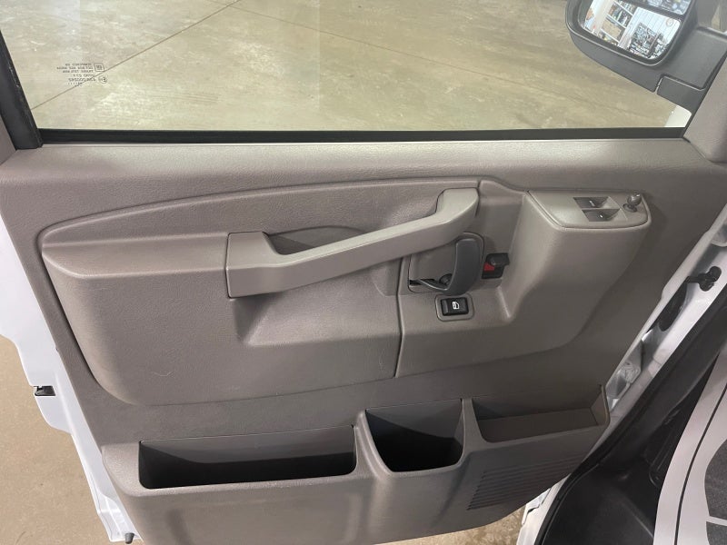 2025 Chevrolet Express Passenger 1LT
