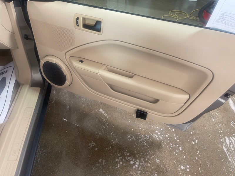 2005 Ford Mustang Deluxe