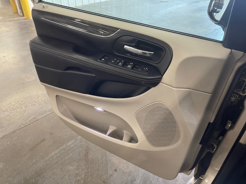 2016 Chrysler Town & Country Touring