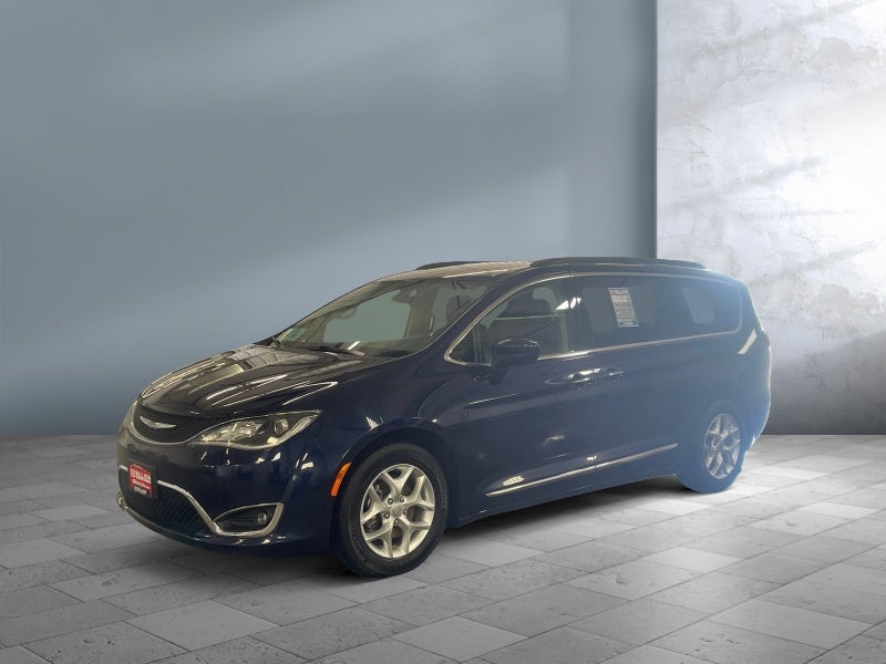 2017 Chrysler Pacifica Touring-L's photo
